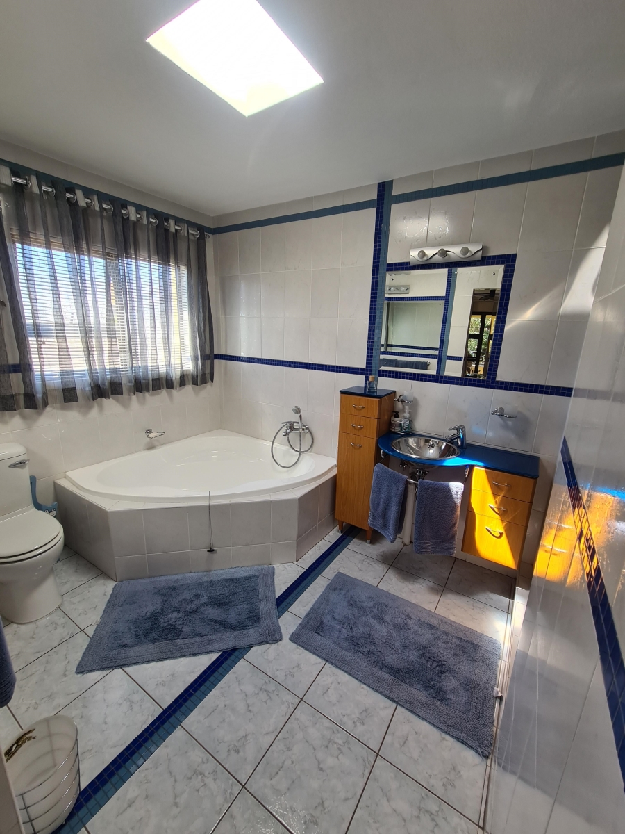 5 Bedroom Property for Sale in Maraldi Estate Free State